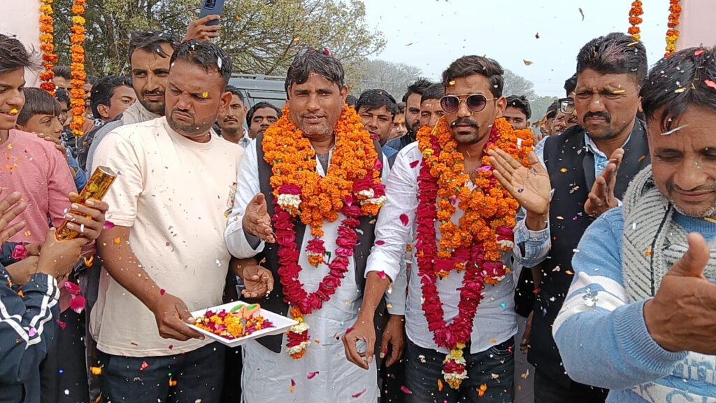 ग्राम प्रधान प्रतिनिधि ओवैश खान तथा मौदहा चेयरमैन रज़ा मुहम्मद ने फीता काटकर किया  वालीबॉल प्रतियोगिता का शुभारंभ