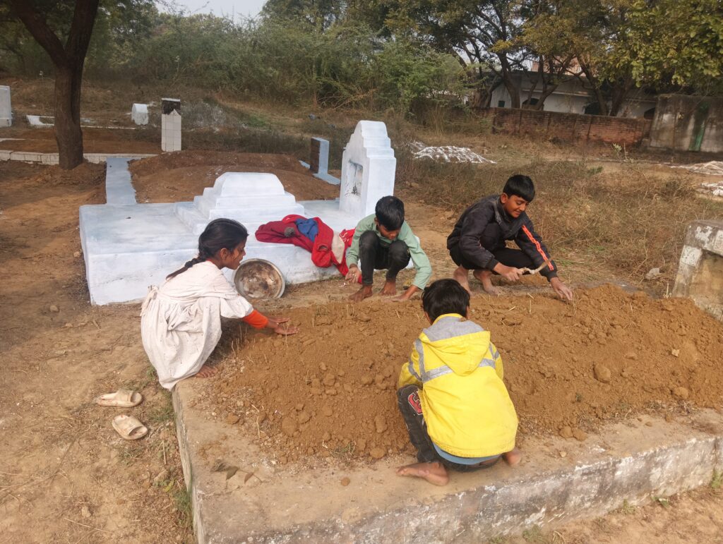 कब्रगाहों में साफ सफाई शुरू