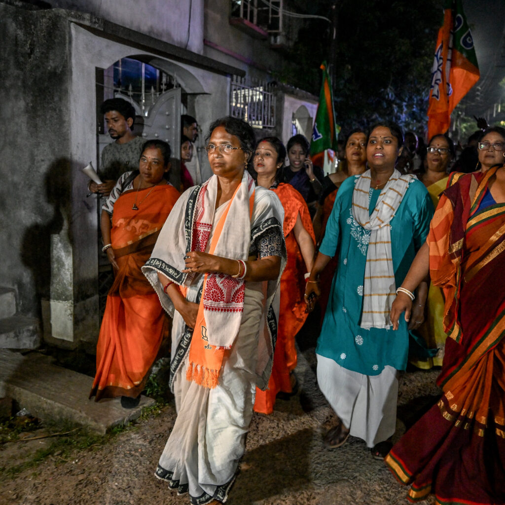 उसकी बेटी के साथ दुष्कर्म कर हत्या कर दी गई। अब वह सत्ता और न्याय की मांग में है।