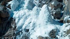 भारत के पर्वतीय गांवों को बचाने वाली कृत्रिम हिमानी पिरामिड