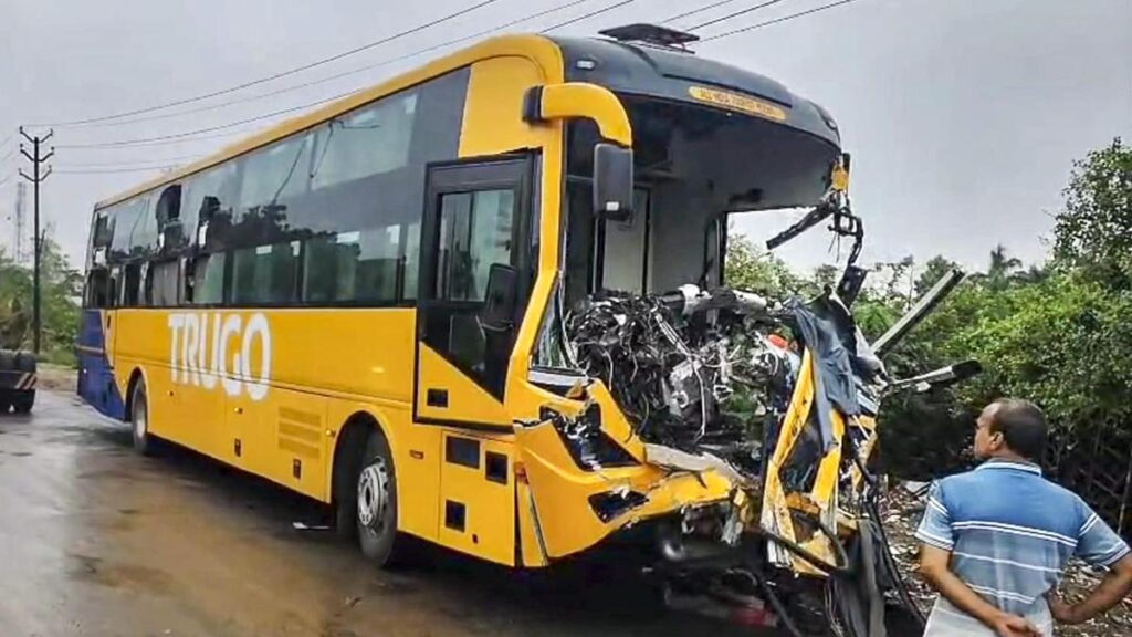 उत्तर प्रदेश के एटावा में डबल डेकर बस की स्थिर ट्रक से टक्कर में दो की मौत, 27 घायल