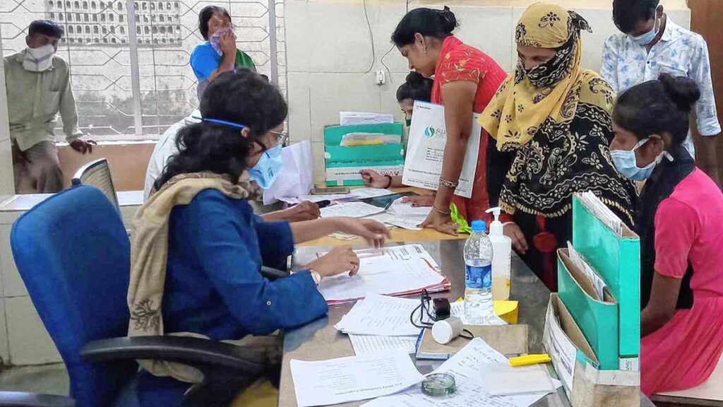 एक पैर: मुंबई में महिलाएं, काम और टीबी